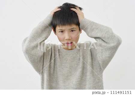 頭を抱える男の子　白背景 111491151