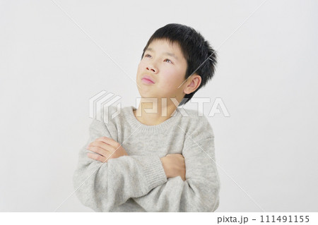 考える男の子 白背景 考える男の子 白背景 111491155