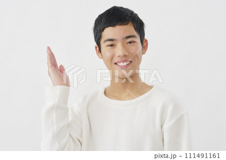 手のひらで左側を指す男の子　白背景 111491161