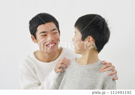 仲良しの10代の兄弟　白背景 111491192