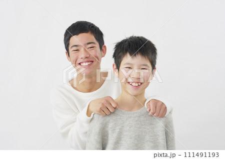 10代の兄弟の笑顔のポートレート　白背景　カメラ目線 111491193