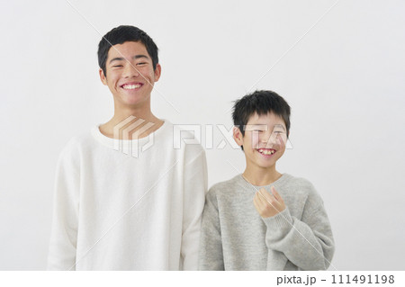 10代の兄弟の笑顔のポートレート　白背景　カメラ目線 111491198