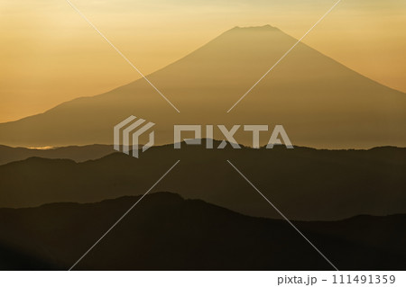 南アルプス・イザルガ岳から見る朝の富士山 111491359