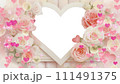 薔薇とハート型の白い木枠のフォトフレーム:幸せな結婚式をイメージした花嫁のための装飾 111491375