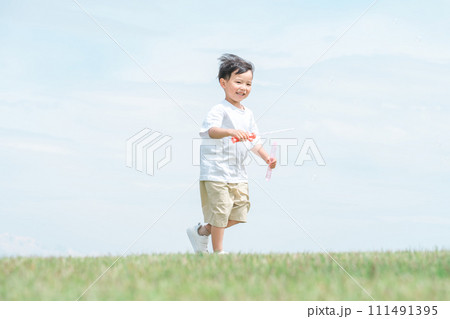 公園でシャボン玉で遊ぶ子供（ピクニック・キャンプ・アウトドア） 111491395
