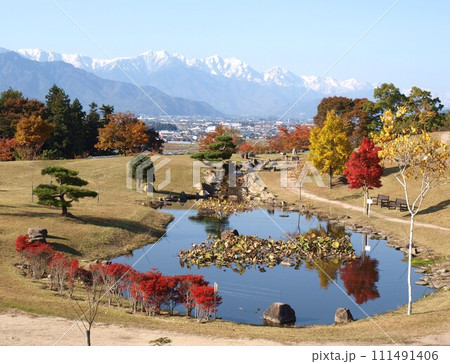 安曇野の紅葉と雪の北アルプス 安曇野の紅葉と雪の北アルプス 111491406