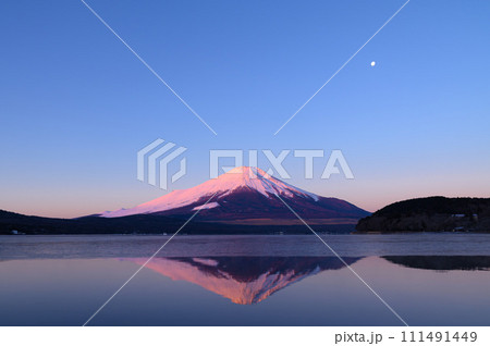 山梨県・山中湖に映る逆さ富士（早朝の紅富士） 111491449