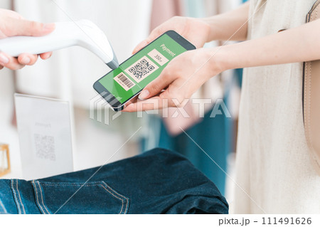 バーコード決済・QRコード決済・電子マネー・スマホ決済・キャッシュレス決済をする女性と店員 バーコード決済・QRコード決済・電子マネー・スマホ決済・キャッシュレス決済をする女性と店員 111491626