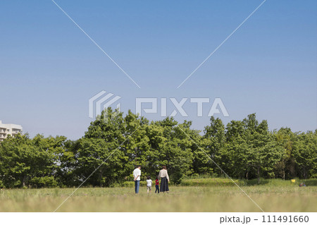 公園での家族の休日の風景 111491660