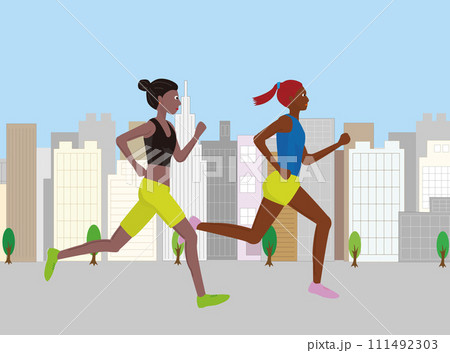マラソン大会で市街を走る女性ランナー 111492303