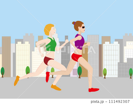 マラソン大会で市街を走る女性ランナー 111492307