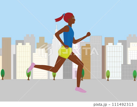 マラソン大会で市街を走る女性ランナー 111492313