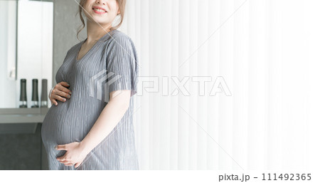 家のリビングいいる妊婦・マタニティフォト 111492365