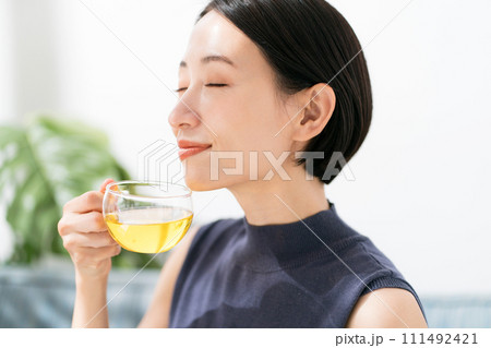 ハーブティーを飲む30代女性 ハーブティーを飲む30代女性 111492421