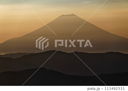 南アルプス・イザルガ岳から見る朝の富士山 111492531