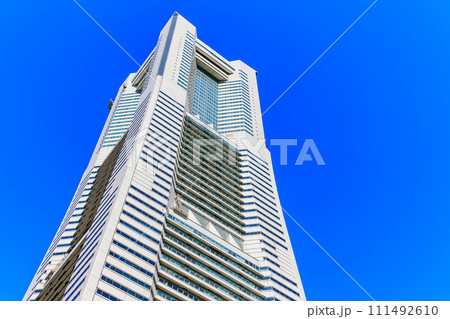 神奈川県　横浜市　みなとみらいの都市風景　横浜ランドマークタワー 111492610