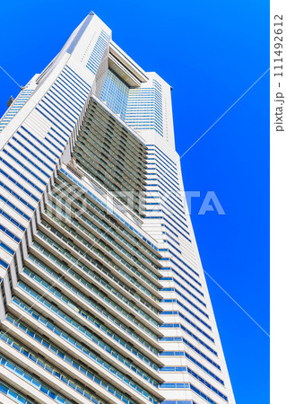 神奈川県　横浜市　みなとみらいの都市風景　横浜ランドマークタワー 111492612