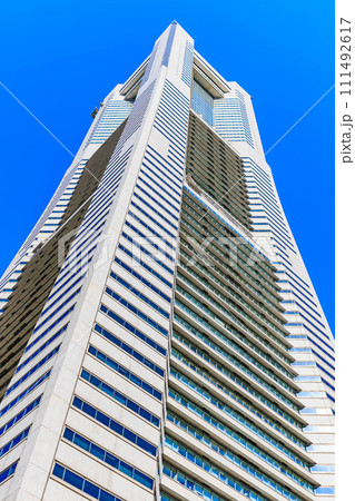 神奈川県　横浜市　みなとみらいの都市風景　横浜ランドマークタワー 111492617