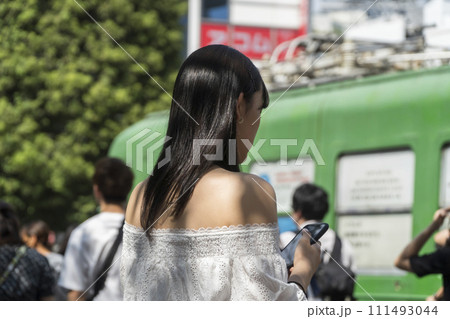 オフショルダーを着た若い女性の後ろ姿 111493044