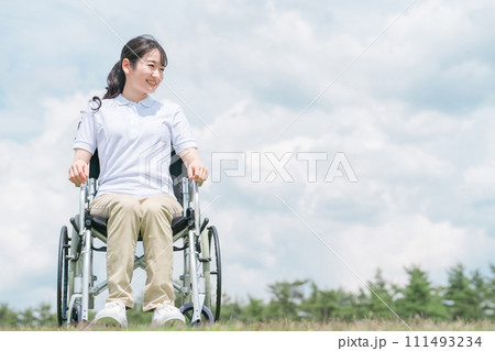 車椅子に座る笑顔の日本人女性(青空) 車椅子に座る笑顔の日本人女性(青空) 111493234