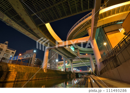 《愛知県》名古屋都市風景　名古屋高速道路黒川インターチェンジの夜景 111493286