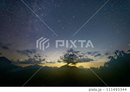 南アルプス・光岳小屋付近から見る星空と聖岳・富士山 111493344