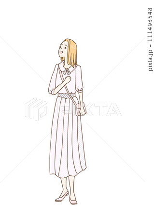 みぎ斜め上をみて歩く若い女性 111493548
