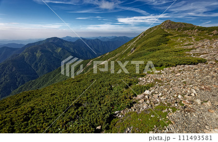 南アルプス・聖岳山頂と上河内岳・光岳方面の山並み 111493581