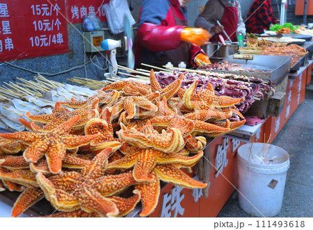青島（中国）の海産物屋台、山積みのヒトデ 111493618