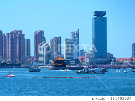 中国の青島、一定の距離より遠くが全く見えない、黄砂に霞む市街地 111493624