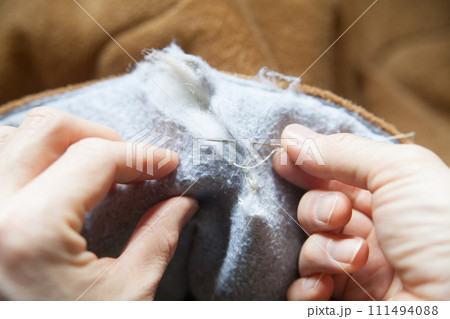 裂けた布を修理する 裂けた布を修理する 111494088