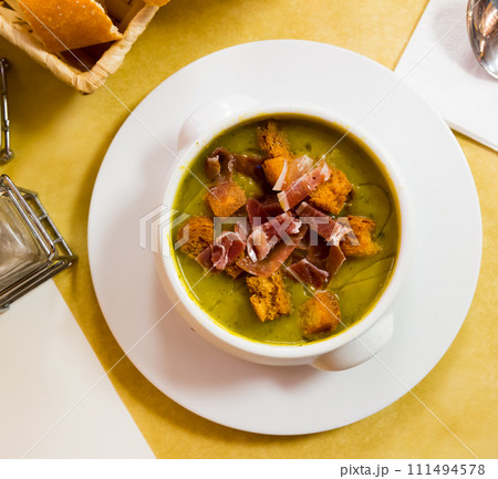 Cream soup of zucchini with ham 111494578