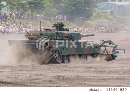 地雷原処理する陸上自衛隊90式戦車（訓練展示） 111494629