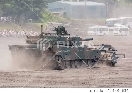 地雷原処理する陸上自衛隊90式戦車（訓練展示） 111494630