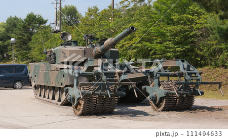 陸上自衛隊92式地雷原処理ローラ付90式戦車 111494633
