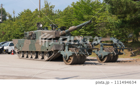 陸上自衛隊92式地雷原処理ローラ付90式戦車 111494634