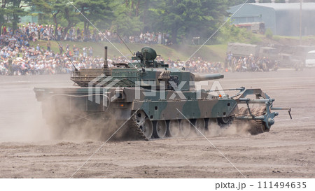 地雷原処理する陸上自衛隊90式戦車（訓練展示） 111494635