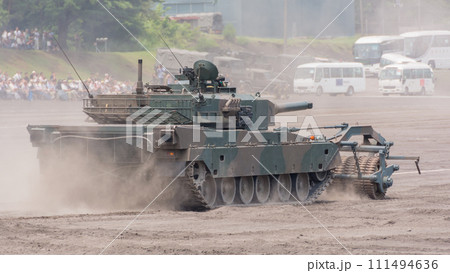 地雷原処理する陸上自衛隊90式戦車（訓練展示） 111494636
