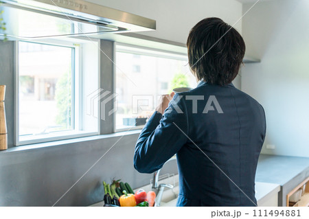 朝マグカップでコーヒー・白湯・お湯・水・お茶・紅茶を飲むビジネスマン 朝マグカップでコーヒー・白湯・お湯・水・お茶・紅茶を飲むビジネスマン 111494881