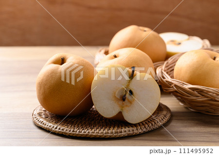 Asian pear fruit or Nashi pear on wooden background 111495952
