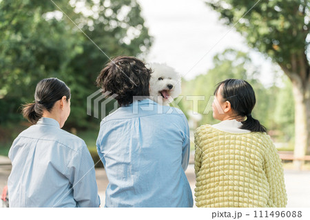 ペットを飼う家族・愛犬家・犬を飼う飼い主 111496088
