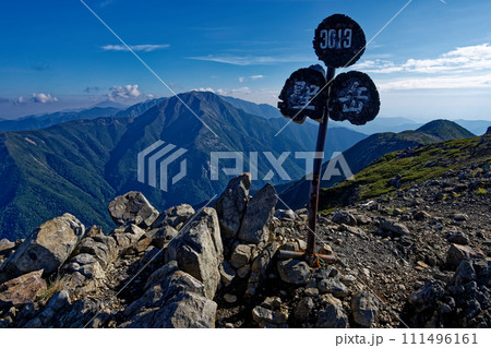夏の南アルプス・聖岳山頂の風景 111496161