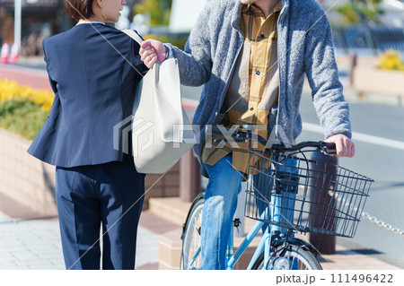 自転車に乗って鞄をひったくりする男性 自転車に乗って鞄をひったくりする男性 111496422