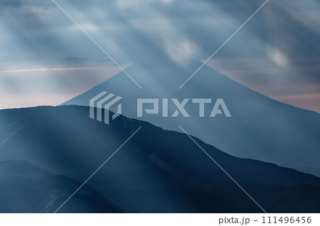 南アルプス。聖岳稜線から見る光芒の富士山 南アルプス。聖岳稜線から見る光芒の富士山 111496456
