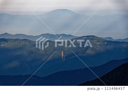 南アルプス・聖岳稜線から見る朝日差す恵那山 111496457