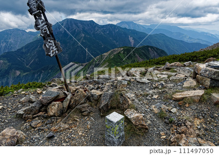 南アルプス・上河内岳山頂から見る聖岳と赤石岳 南アルプス・上河内岳山頂から見る聖岳と赤石岳 111497050