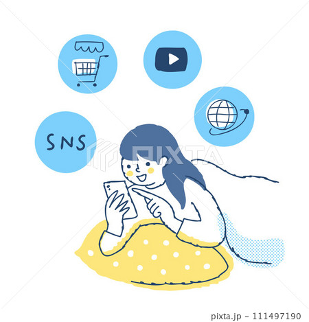 就寝前にスマートフォンを見ている女性 111497190