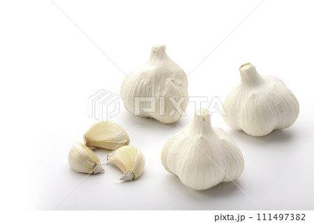 にんにく　白背景 111497382