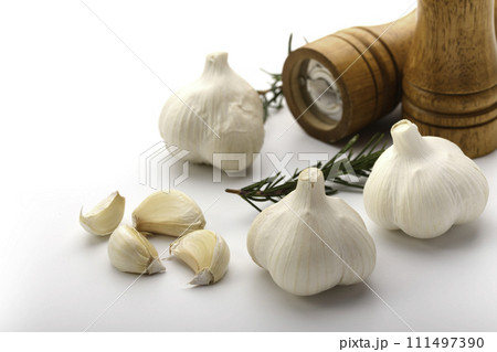 にんにく　白背景 111497390