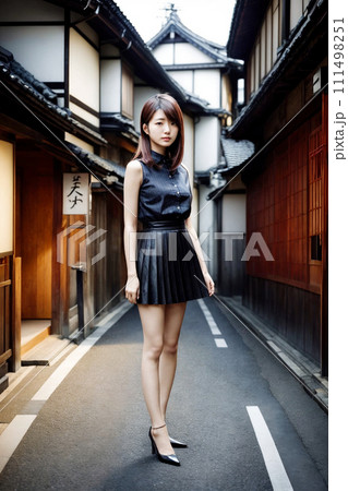 古い日本家屋が立ち並ぶ通りを旅行中の若い女性 111498251